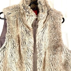 FAUX FUR VEST SIZE LARGE